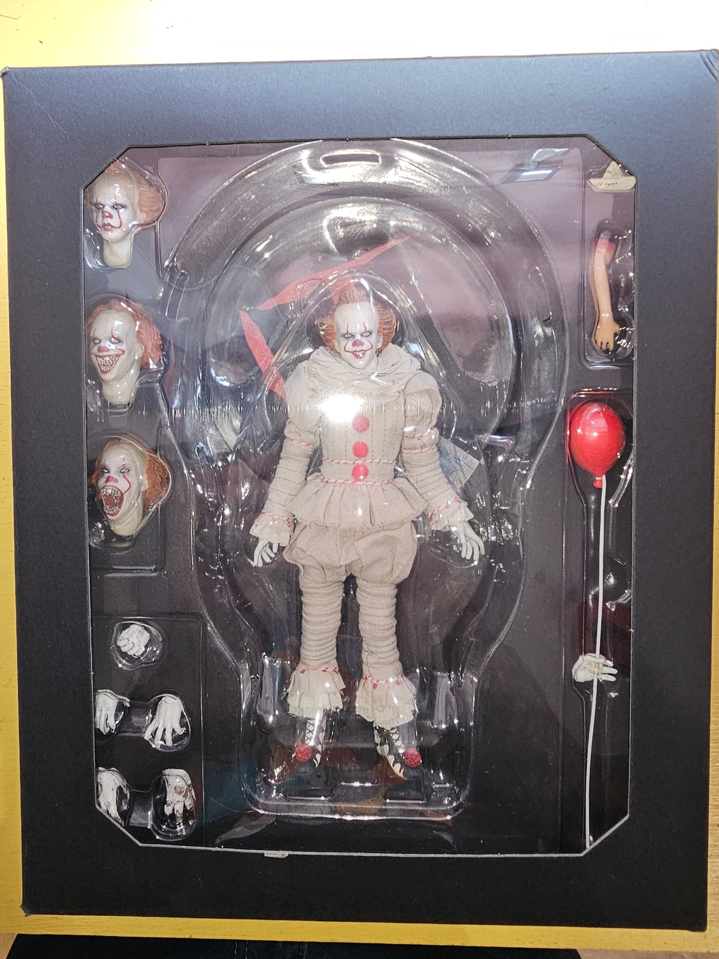 Mezco One:12 Pennywise