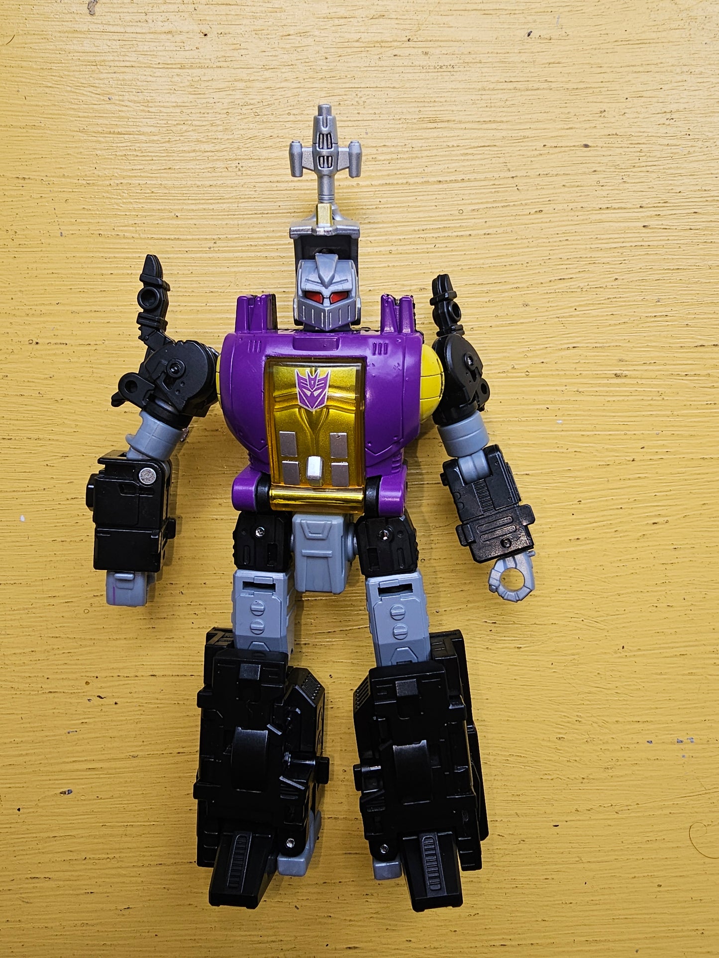 Transformers Generations Legacy Deluxe Bombshell
