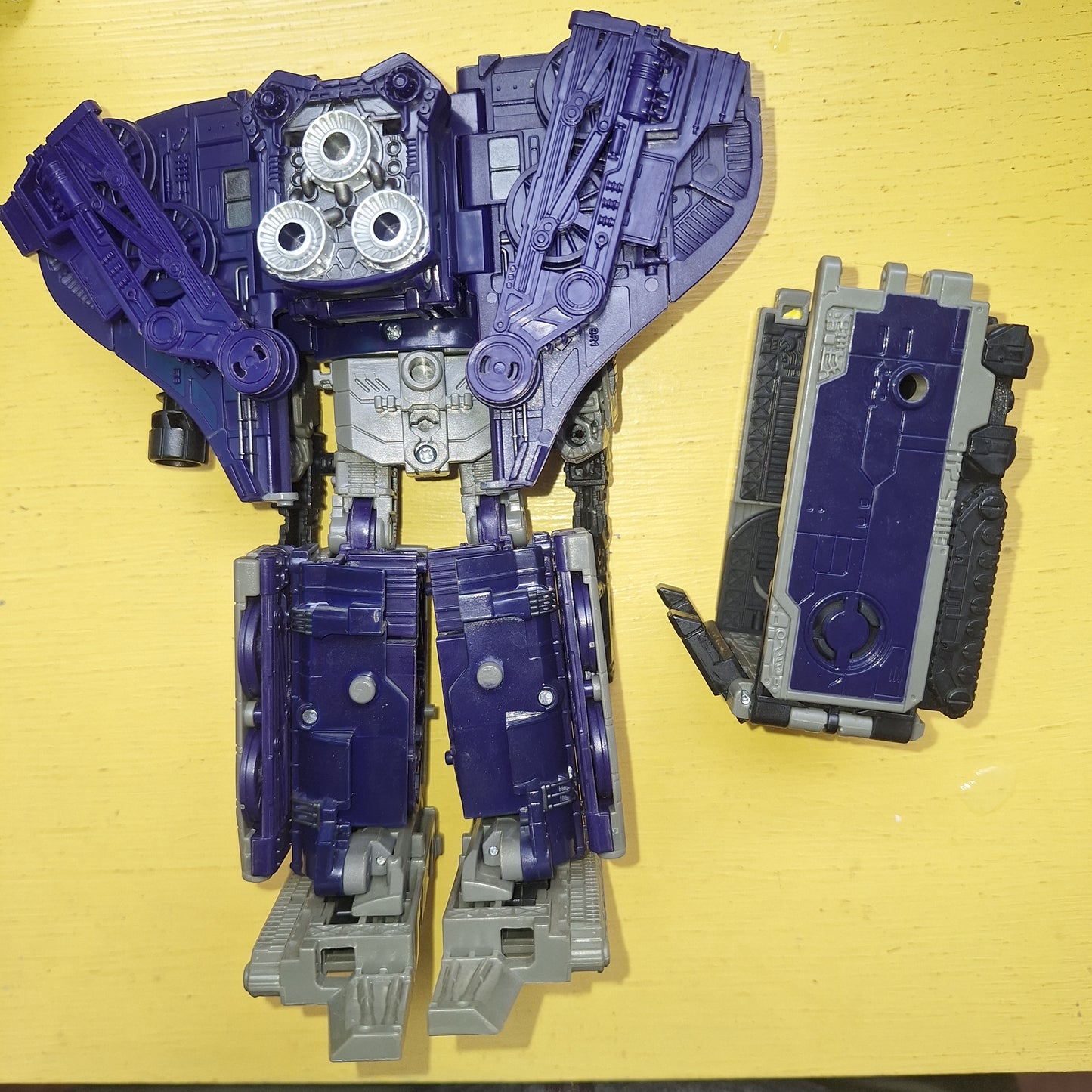 Transformers WFC Earthrise Astrotrain Leader Class