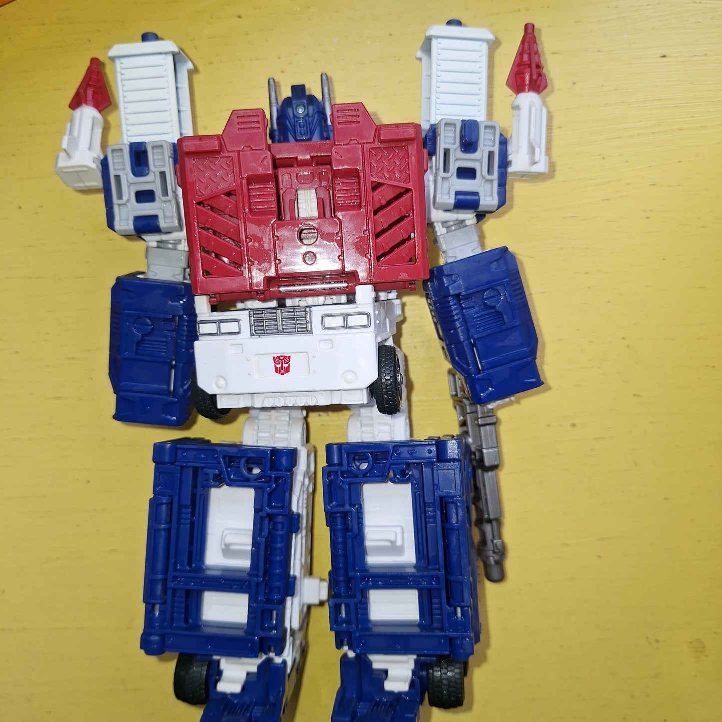 Transformers War for Cybertron Kingdom Leader Class Ultra Magnus