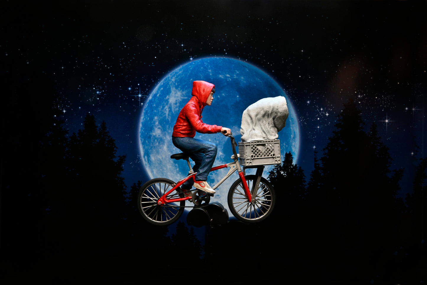 E.T. The Extra-Terrestrial 40th Anniversary
7″ Scale Action Figure – Elliott & E.T. on Bicycle