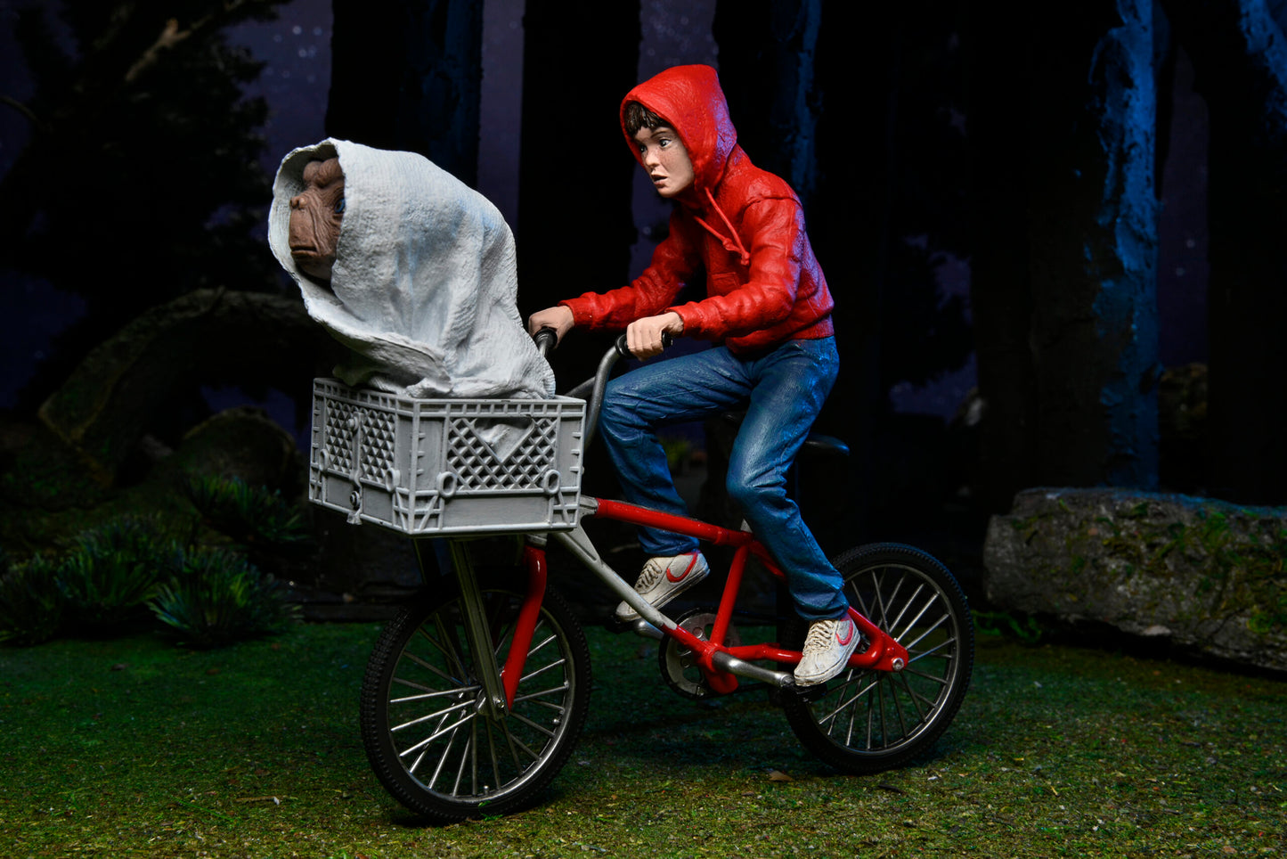 E.T. The Extra-Terrestrial 40th Anniversary
7″ Scale Action Figure – Elliott & E.T. on Bicycle