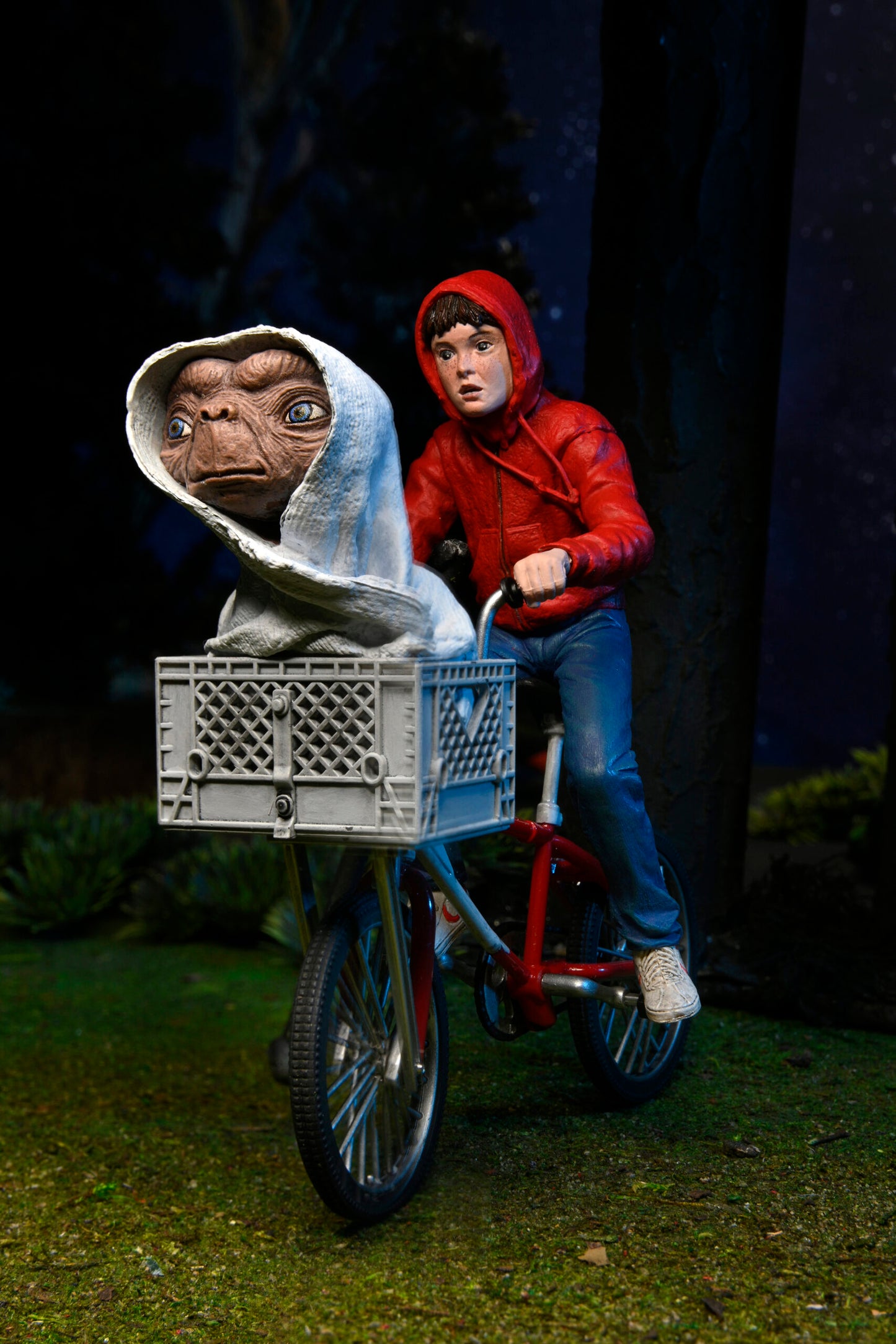 E.T. The Extra-Terrestrial 40th Anniversary
7″ Scale Action Figure – Elliott & E.T. on Bicycle