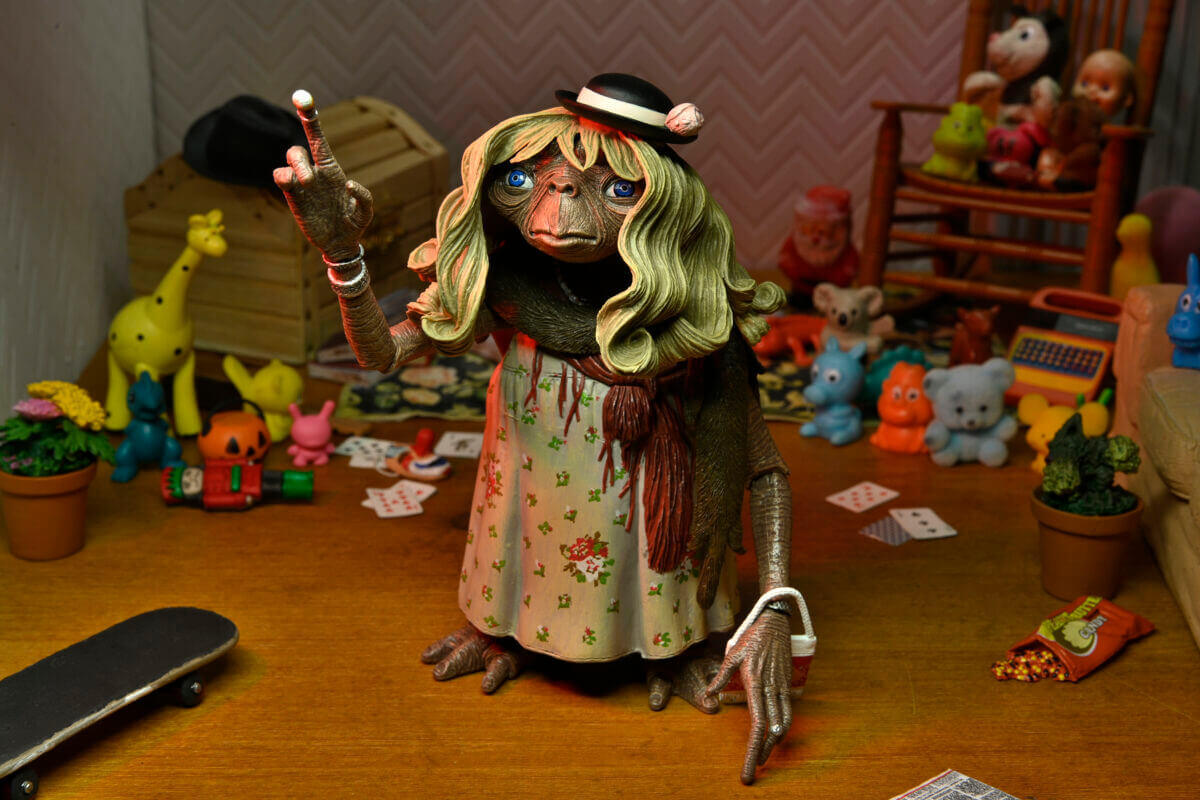 E.T. 40th Anniversary
7” Scale Action Figure – Ultimate Dress Up E.T.