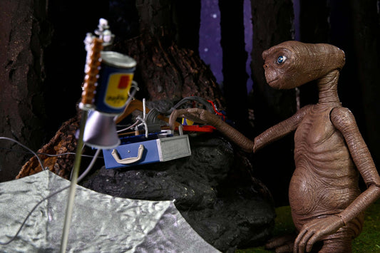 E.T. 40th Anniversary
7″ Scale Action Figure – Deluxe Ultimate E.T. with LED Chest
