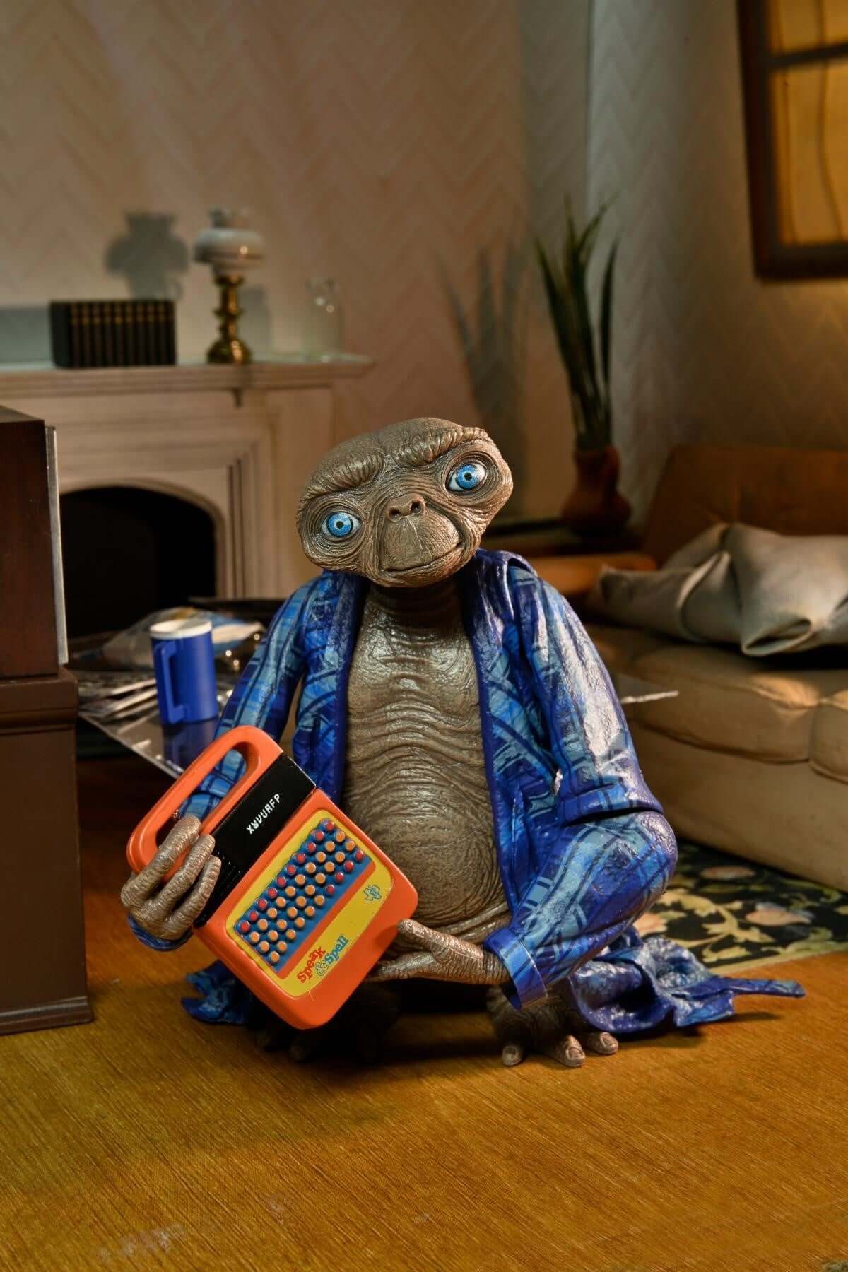 E.T. The Extra-Terrestrial 40th Anniversary
7” Scale Action Figure – Ultimate Telepathic E.T.