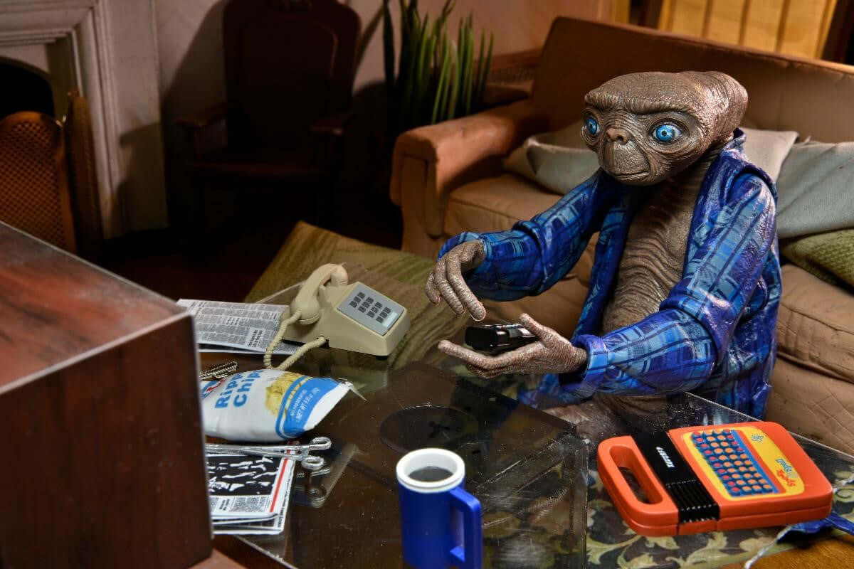 E.T. The Extra-Terrestrial 40th Anniversary
7” Scale Action Figure – Ultimate Telepathic E.T.