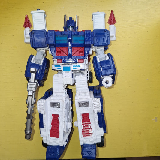 Transformers War for Cybertron Kingdom Leader Class Ultra Magnus