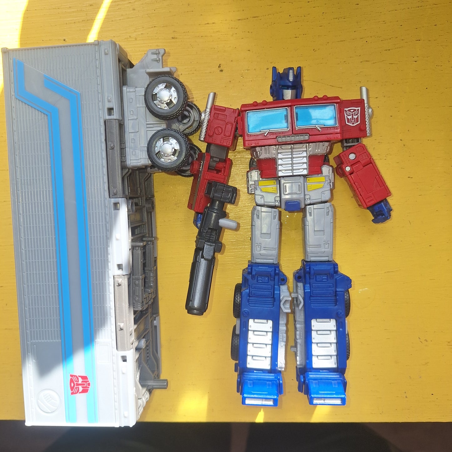 Transformers WFC Earthrise Leader Class Optimus Prime