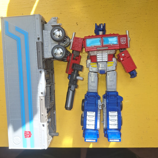 Transformers WFC Earthrise Leader Class Optimus Prime