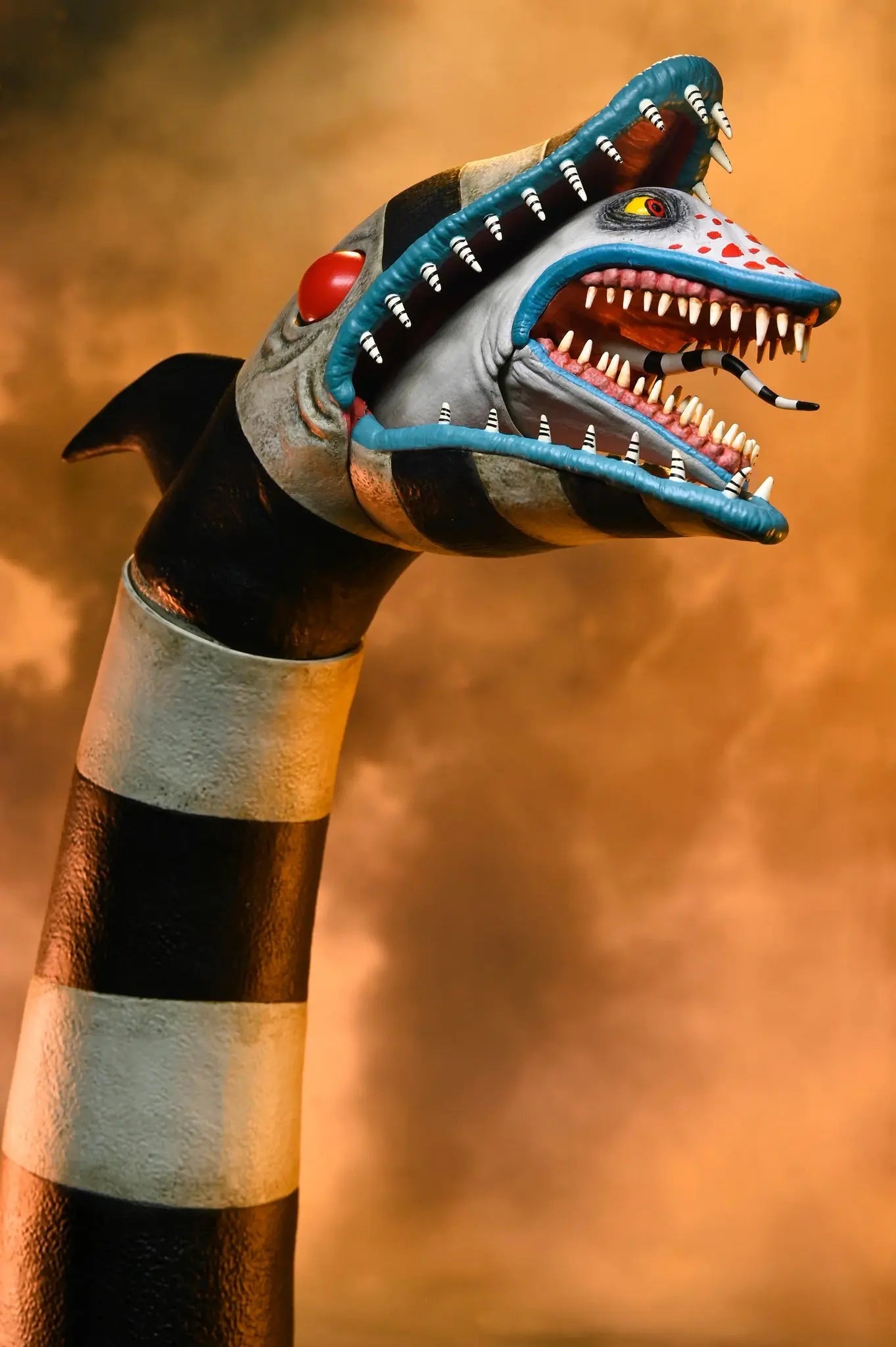 NECA Beetlejuice Matador and Sandworm Ultimate 7″ Scale Action Figure 2 Pack