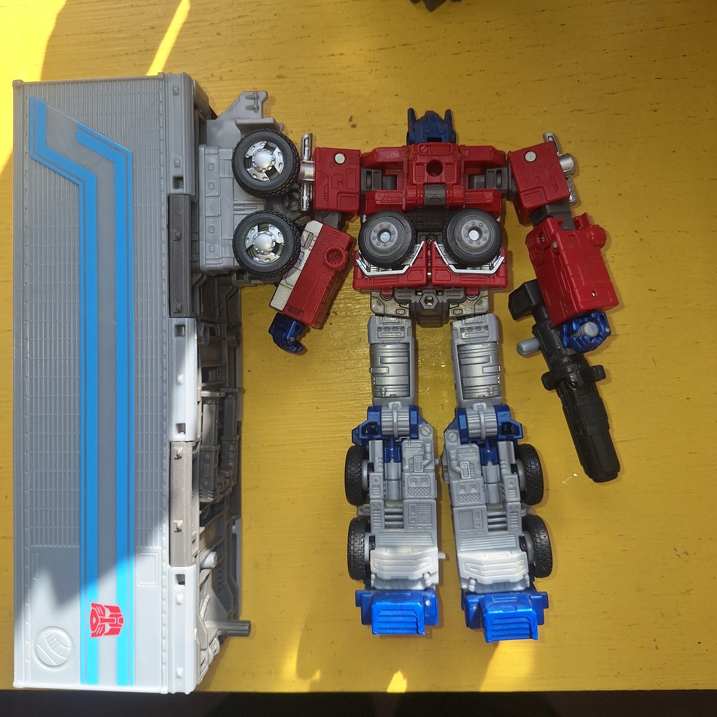 Transformers WFC Earthrise Leader Class Optimus Prime