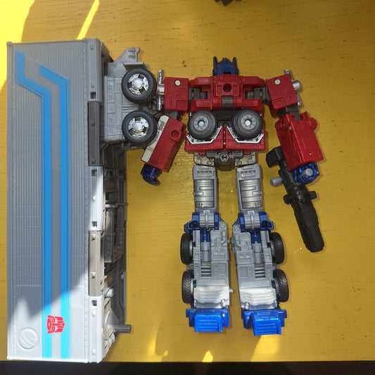 Transformers WFC Earthrise Leader Class Optimus Prime