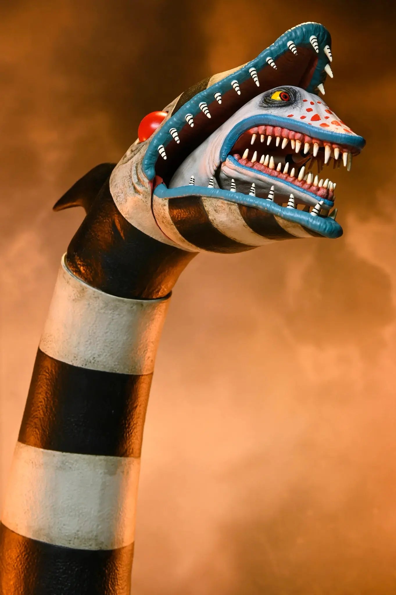NECA Beetlejuice Matador and Sandworm Ultimate 7″ Scale Action Figure 2 Pack