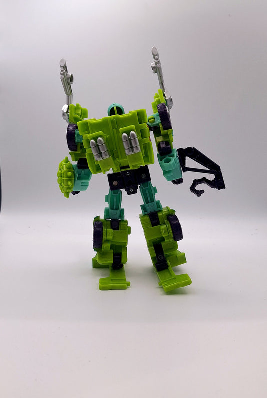 Transformers Legacy Buzzworthy Bumblebee Deluxe Tow-Line