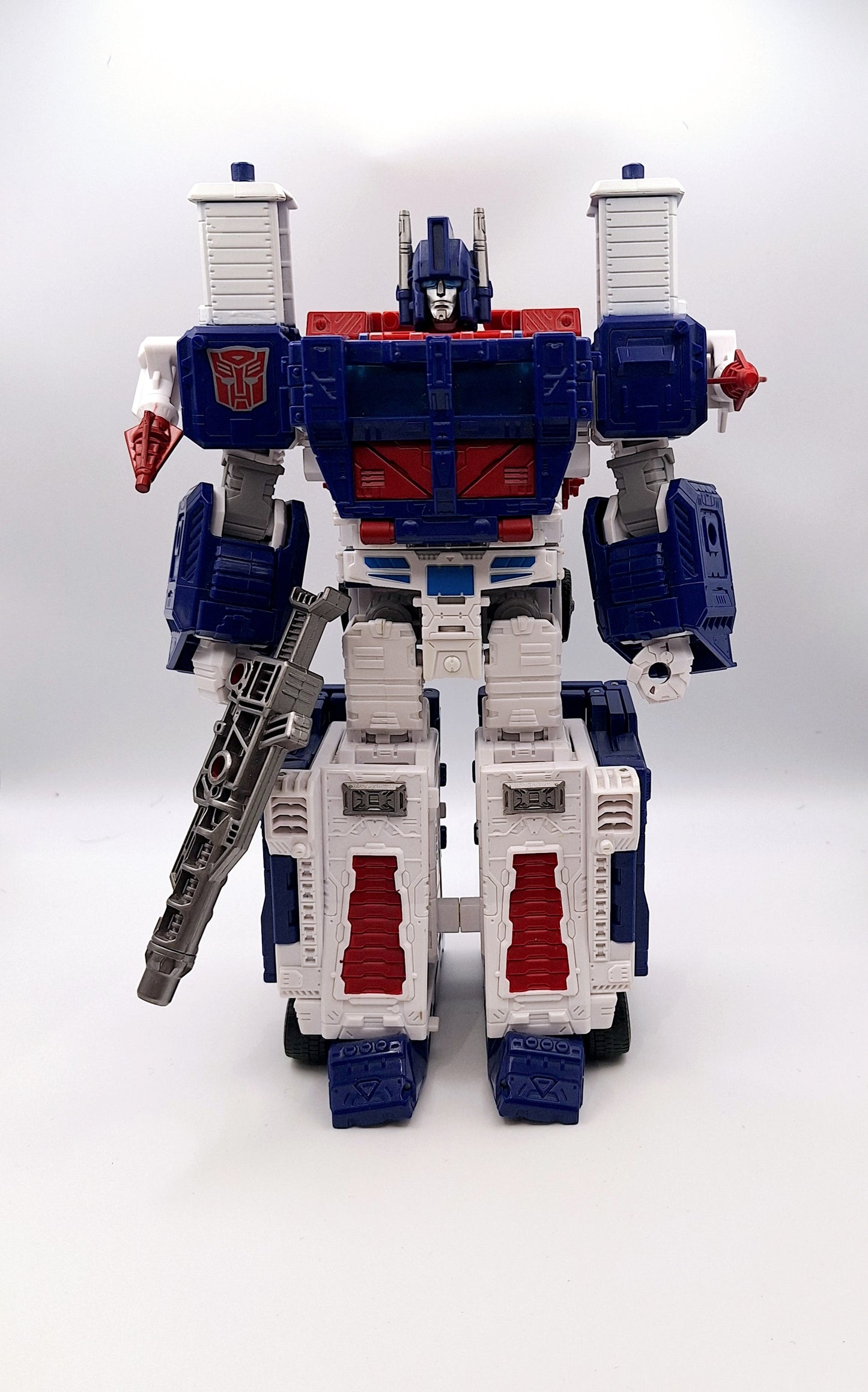 Transformers Generations War for Cybertron Kingdom Leader Ultra Magnus