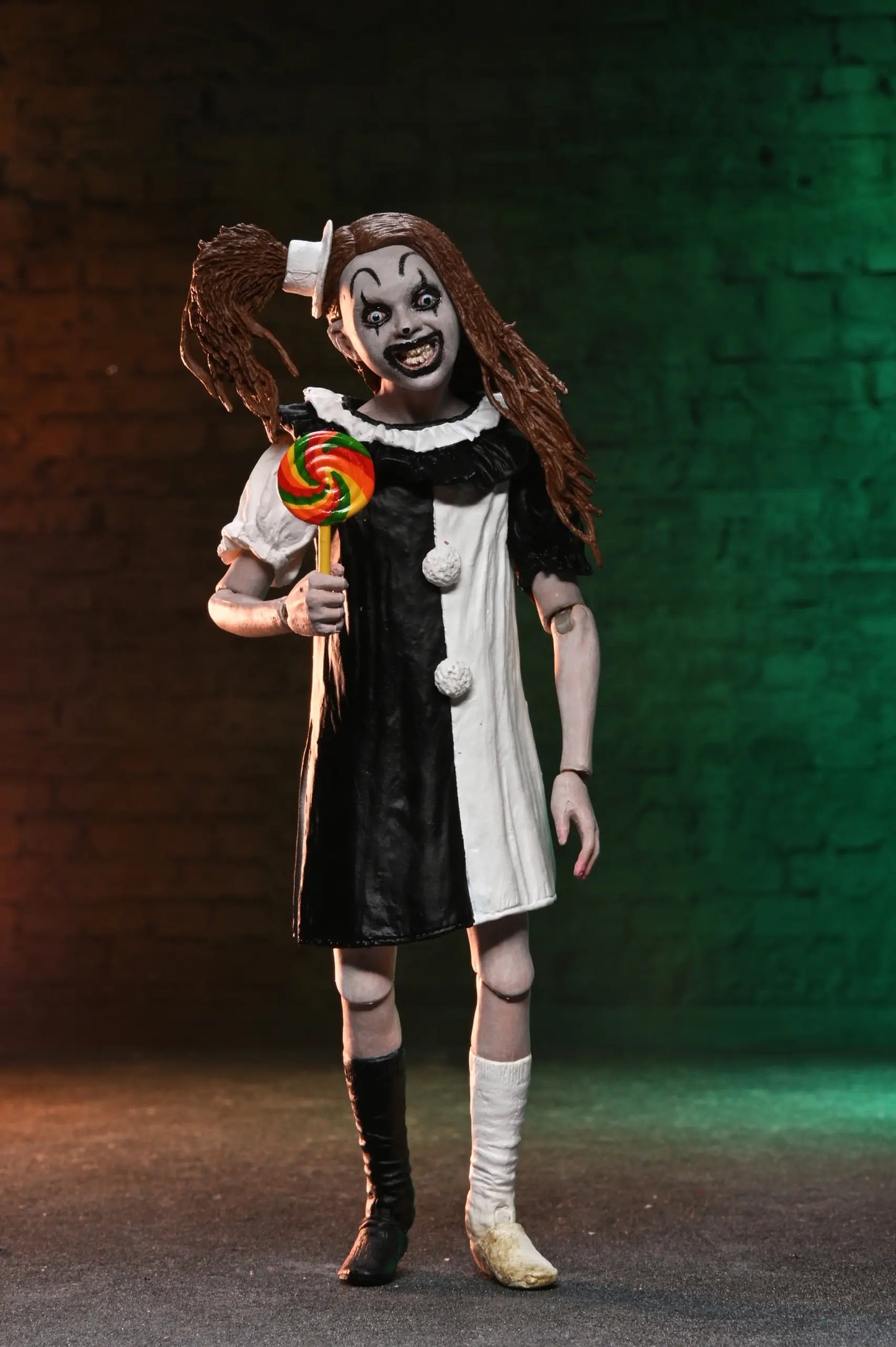 NECA Terrifier 2 – Art the Clown and Little Pale Girl Ultimate 7″ Scale Action Figure 2 Pack