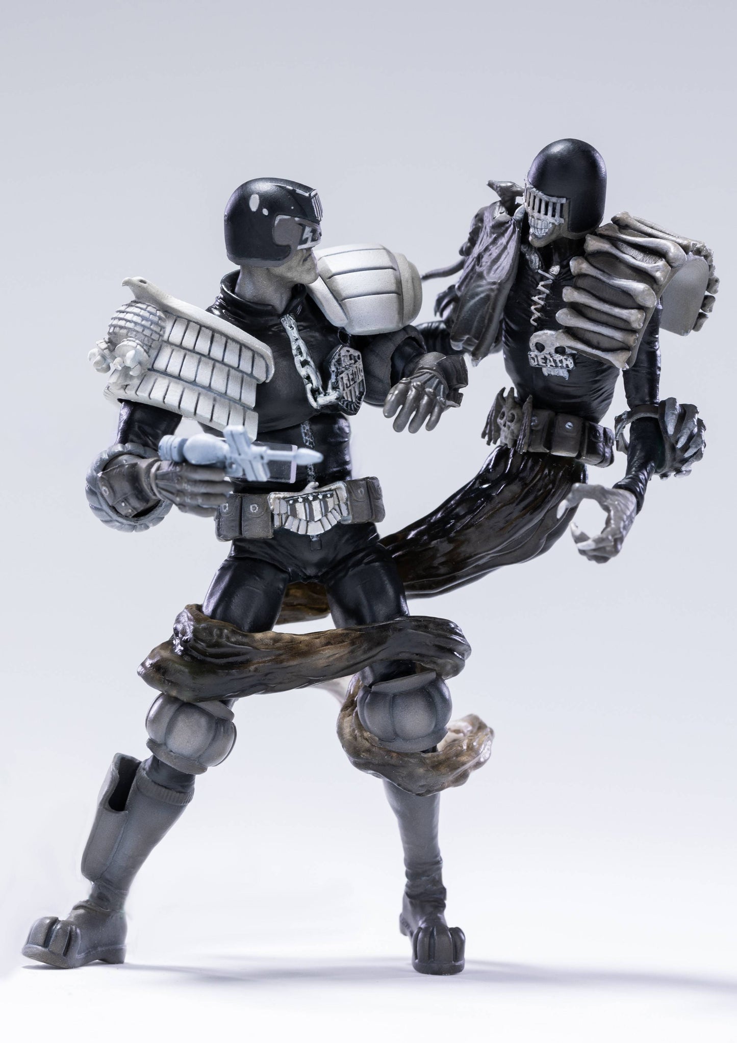 Hiya Toys SDCC 2022 JUDGE DREDD VS DEATH BLACK & WHITE PX 1/8 ACTION FIGURE 2PK